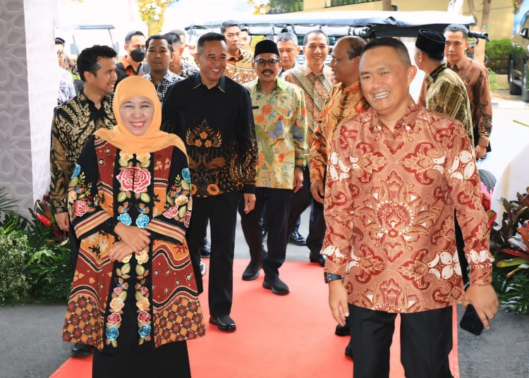 Gubernur Jawa Timur Khofifah Indar Parawansa saat menghadiri acara kenal pamit Kapolda Jatim di Gedung Mahameru Mapolda Jatim.