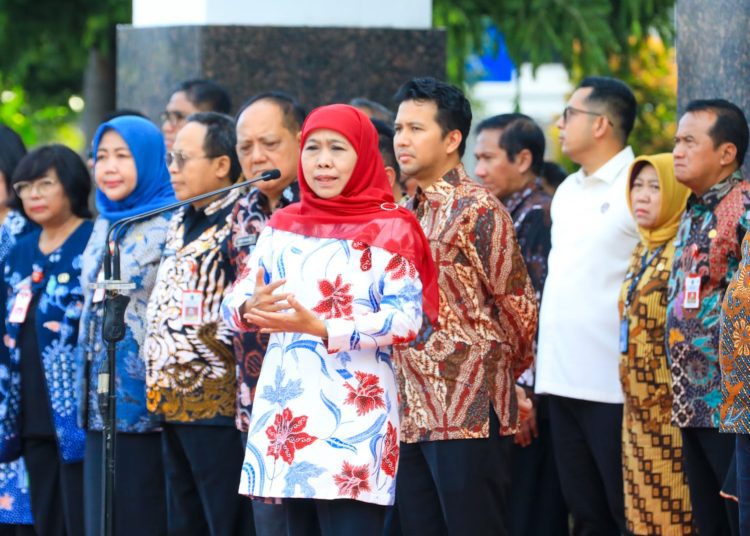 Gubernur Jawa Timur Khofifah Indar Parawansa saat memimpin apel pagi bersama ASN di halaman Sekretariat Daerah Provinsi Jawa Timur.