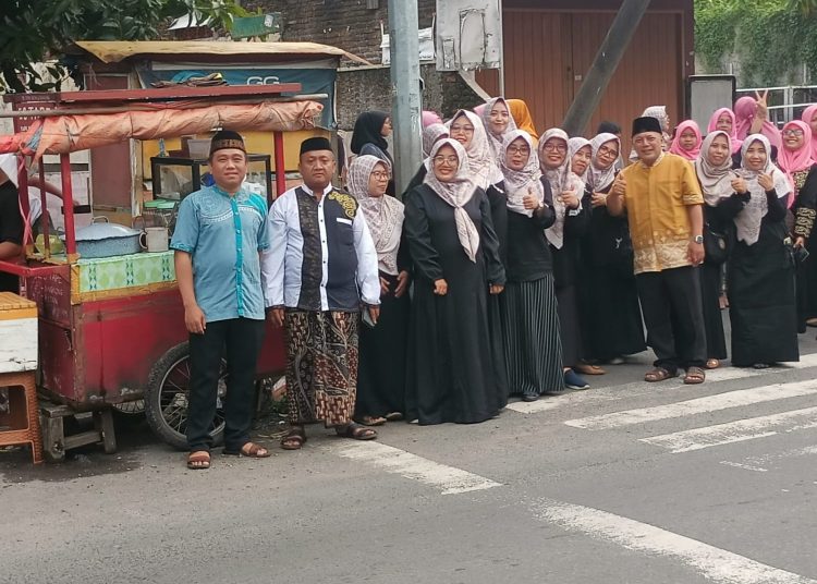Kegiatan bakti sosial SDN Kebaron II dengan acara pemberian santunan, bagi takjil dan dilanjutkan berbuka puasa bersama.