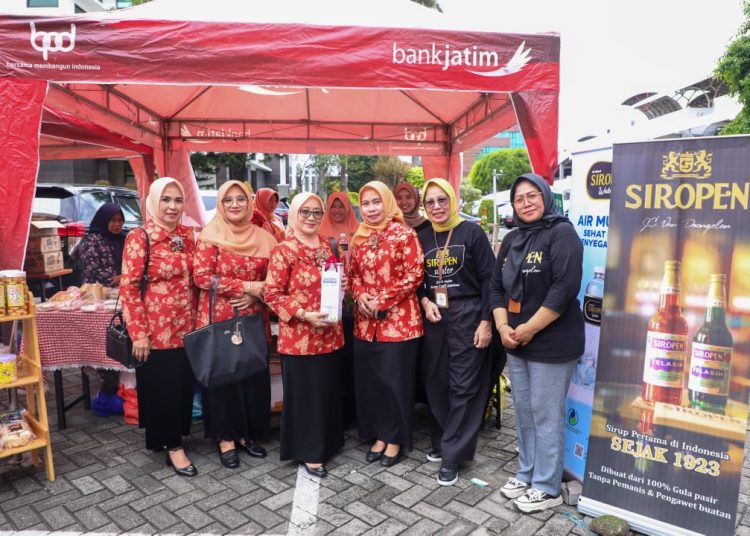 Kegiatan Bazar Ramadan 1446 H di halaman kantor Sekretariat Daerah Provinsi Jawa Timur