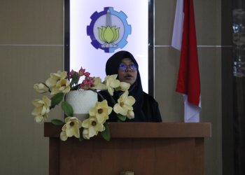 Dr Imamah SKom MKom pada saat pemaparan Sidang Terbuka Doktor Departemen Teknik Elektro ITS.