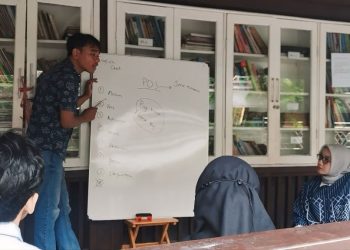 Founder English Check Kohan Gunawan saat menjelaskan materi di salah satu pertemuan kelas English Check.