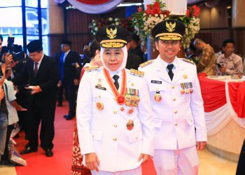 Gubernur Jawa Timur Khofifah Indar Parawansa dan Wagub Emil Elestianto Dardak pada rapat paripurna di DPRD Jatim.