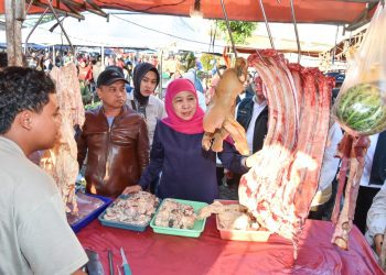 Gubernur Jawa Timur Khofifah Indar Parawansa saat mengecek harga bahan pokok di Pasar Among Tani Kota Batu.