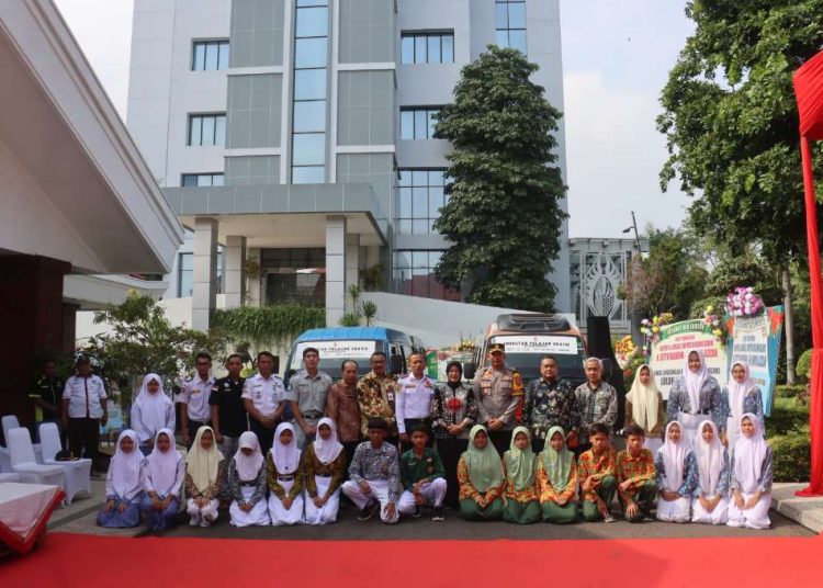 Foto bersama dalam peluncuran program angkutan pelajar gratis di halaman Pendopo Malowopati, Pemkab Bojonegoro.