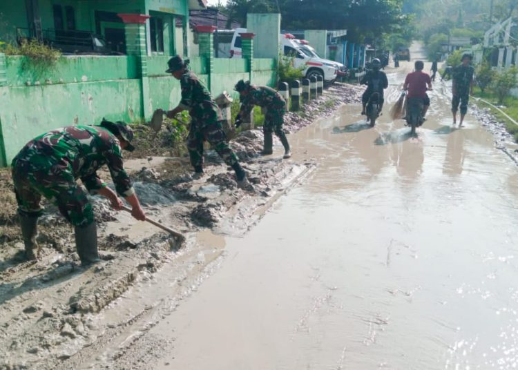 Para babinsa melakukan pembersihan lumpur sebagai upaya mempercepat pemulihan pasca banjir bandang di wilayah Kecamatan Gondang, Bojonegoro.