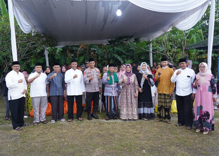 Foto bersama pada pembukaan Gebyar Expo Ramadan di halaman rumah joglo Yayasan Gandul Roso, Kecamatan Kedungadem, Bojonegoro.