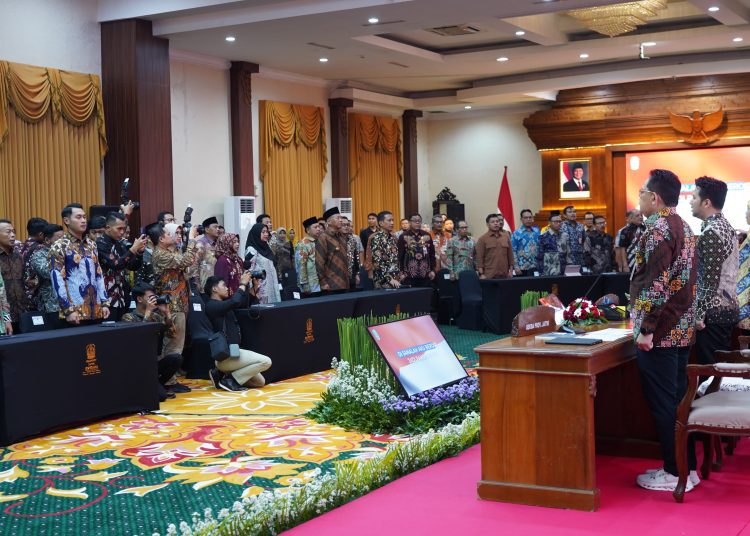 Suasana rapat koordinasi penguatan ekonomi desa bersama bupati/wali kota se-Jatim di Gedung Negara Grahadi.