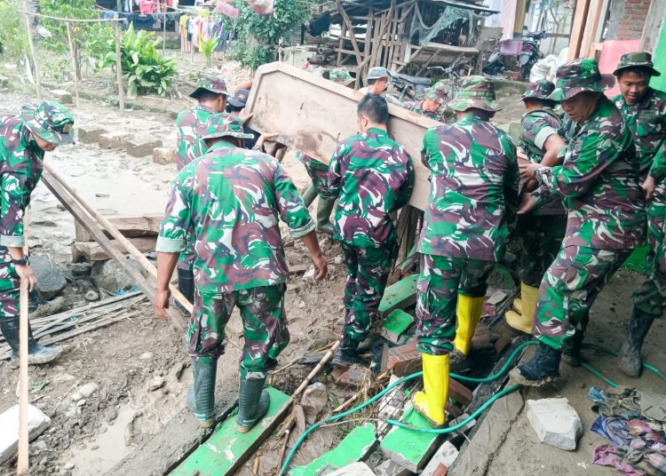 Para Babinsa Kodim 0813 Bojonegoro dikerahkan melanjutkan karya bakti pasca-banjir bandang di Kecamatan Gondang.