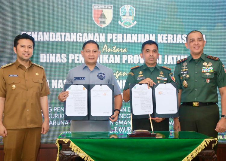 Penandatanganan perjanjian kerjasama antara Dinas Pendidikan Jatim dengan Kodam V/Brawijaya tentang bela negara dan kesamaptaan bagi para siswa SMAN Taruna.