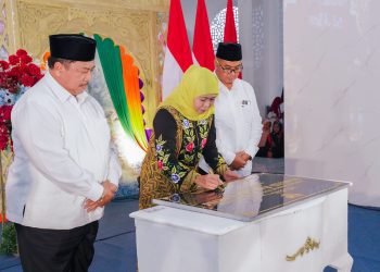 Gubernur Jatim Khofifah Indar Parawansa menandatangani prasasti sebagai tanda peresmian Masjid Ba'i Al Karim di Jalan Raya Ngrandu, Desa Sukorejo, Perak, Jombang.