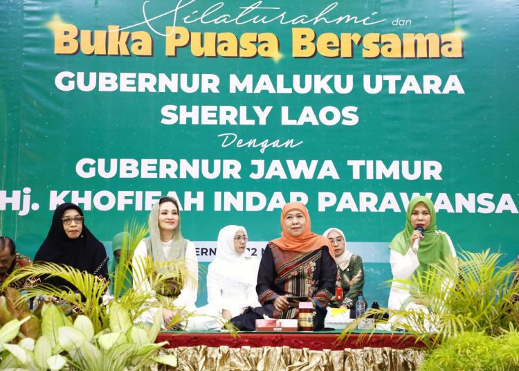 Gubernur Jatim Khofifah Indar Parawansa bersama Gubernur Maluku Utara Sherly Tjoanda Laos dalam buka puasa bersama dengan 800 warga Muslimat NU Maluku Utara.