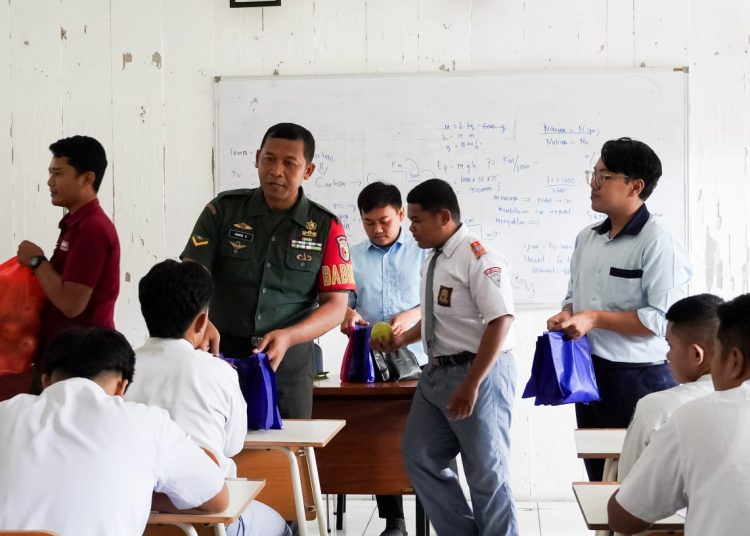 Pendistribusian MBG ini mendapatkan pengawalan dari para Babinsa jajaran Kodim 0813 Bojonegoro di masing-masing wilayah binaan.