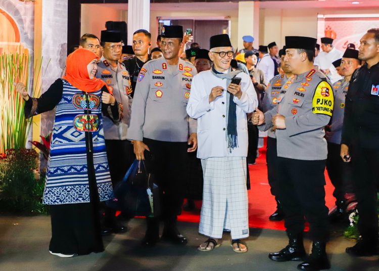 Gubernur Jawa Timur Khofifah Indar Parawansa bersama Kapolri Jenderal Pol Listyo Sigit Prabowo di sela berbuka puasa bersama dengan ulama dan elemen masyarakat di gedung Mahameru, Mapolda Jatim.