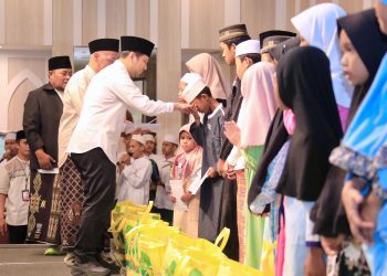Wakil Gubenur Jatim Emil Elestianto Dardak di sela acara berbuka bersama anak yatim dan kaum dhuafa di Hotel Khas Surabaya.