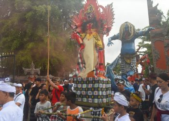 Pawai Ogoh-0goh di Pura Segara, Kenjeran, Surabaya.