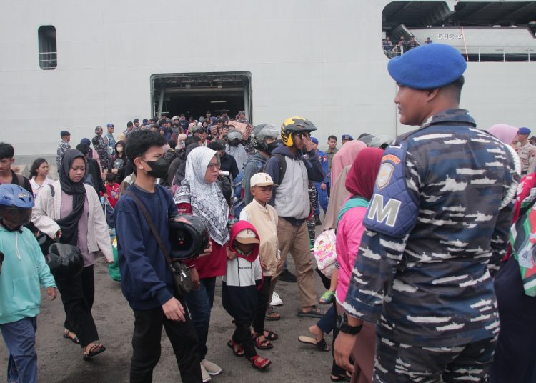 Para pemudik menggunakan KRI Banjarmasin-592 tiba di Dermaga Nusantara 2, Pelabuhan Tanjung Emas, Semarang. Selanjutnya KRI melanjutkan perjalanan ke Surabaya.