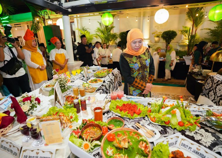 Gubernur Jawa Timur Khofifah Indar Parawansa melihat berbagai kreasi hasil masakan bandeng pada lomba masak bandeng yang diikuti kepala perangkat daerah dan BUMD Jatim.