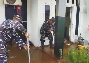 Prajurit pangkalan TNI AL Yogyakarta , Lantamal V jajaran Koarmada II membantu membersihkan rumah warga yang terdampak banjir di wilayah Kulonprogo.