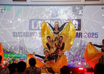 Penampilan seni budaya dalam peluncuran Kalender Event tahun 2025 di lobi lantai 2 Balai Kota Surabaya.