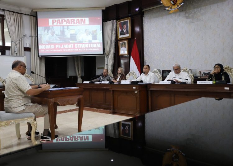 Salah satu kepala OPD Pemkot Surabaya memberikan paparan visi misi dalam lelang jabatan di ruang sidang wali kota.