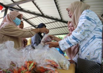 Gerakan Pangan Murah yang dilaksanakan di halaman kantor Kecamatan Tandes, Surabaya.