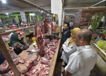 Pemantauan dan pengawasan intensif yang dilakukan Pemkot Surabaya terhadap ketersediaan dan harga bahan pokok.