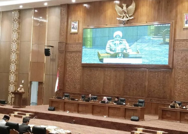Rapat paripurna di DPRD Bojonegoro yang membahas penyampaian nota penjelasan bupati atas Raperda Penyertaan Modal Daerah pada Perumda Bojonegoro Pangan Mandiri, dilanjutkan penyampaian pemandangan umum fraksi atas nota penjelasan bupati.