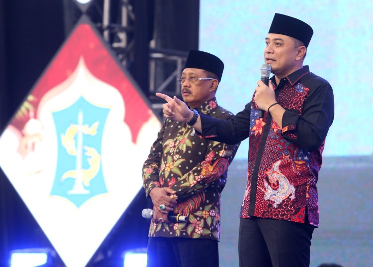 Wali Kota Surabaya Eri Cahyadi dan Wakil Wali Kota Surabaya Armuji pada silaturahmi dan doa bersama, serta menyantuni anak yatim piatu di Balai Kota.