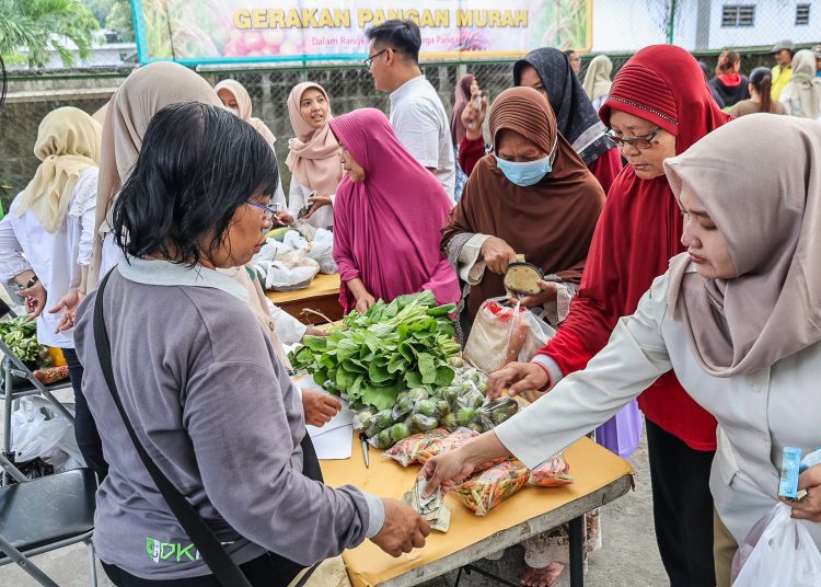 Gerakan Pangan Murah yang dilaksanakan di halaman kantor Dinas Ketahanan Pangan dan Pertanian Surabaya.