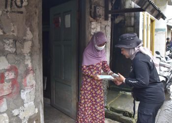 Pemberian surat peringatan pertama kepada warga di wilayah Kecamatan Krembangan dan Asemrowo untuk rencana tahapan normalisasi sungai Kalianak.