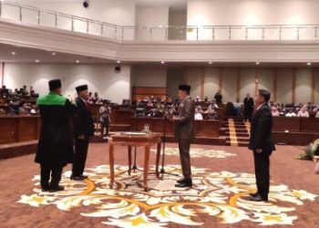 Salah satu momen pada prosesi pelantikan Suprapto sebagai anggota DPRD Bojonegoro.