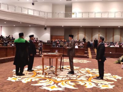 Salah satu momen pada prosesi pelantikan Suprapto sebagai anggota DPRD Bojonegoro.