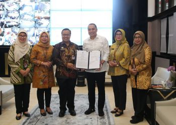 Foto bersama usai penandatangan hibah tanah berupa jalan dari Balai Besar Veteriner Farma (BBVF) Pusvetma ke Pemkot Surabaya.