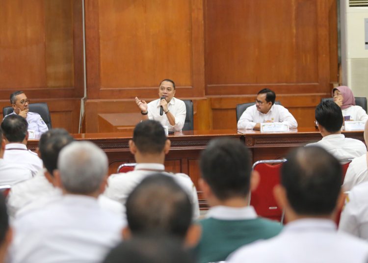 Wali Kota Surabaya Eri Cahyadi saat memberikan pengarahan kepada kepala perangkat daerah.