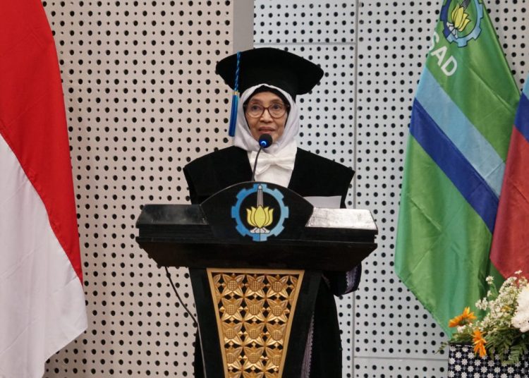 Prof Dr Ir Murni Rachmawati MT ketika memaparkan kajiannya terkait Arsitektur Berkelanjutan dalam orasi ilmiah pengukuhannya sebagai Profesor ke-216 ITS