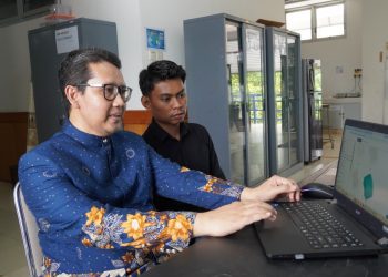 Prof Mas Irfan Purbawanto Hidayat ST MSc PhD saat menjelaskan Meshless Method kepada mahasiswa pascasarjana di Laboratorium Inovasi Material ITS.