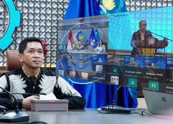 Rektor ITS Prof Ir Bambang Pramujati ST MSc Eng PhD saat menghadiri Apresiasi Perguruan Tinggi Berprestasi Top 500 QS WUR by Subject oleh Kemendiktisaintek RI secara daring