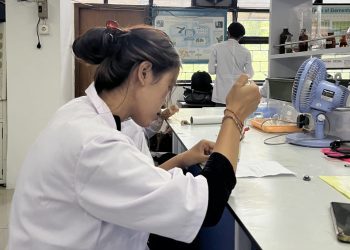 Salah satu anggota tim SWEET dari ITS saat melakukan proses pengujian air liur pada kertas sensor untuk mendeteksi tingkat glukosa.