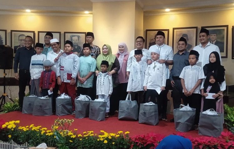 Foto bersama para anggota DPRD Surabaya usai pemberian santuan dan bingkisan kepada anak yatim piatu di lobby lantai 1 gedung DPRD Surabaya.