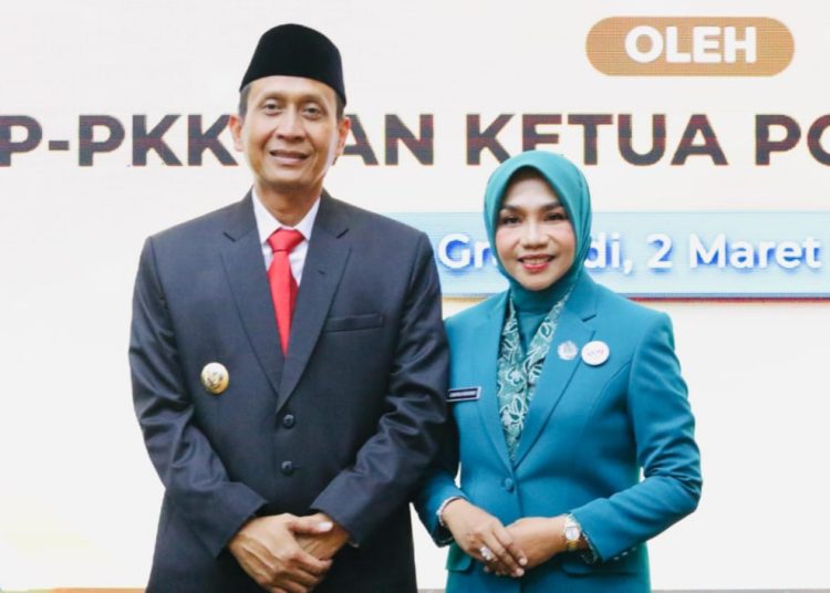 Ketua Tim Penggerak PKK Bojonegoro Cantika Wahono bersama Bupati Bojonegoro Setyo Wahono.