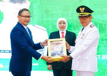 Serah terima jabatan wali kota Batu dari Pj Aries Agung Paewai kepada  wali kota Batu terpilih, Nurochman disaksikan Gubernur Jatim Khofifah Indar Parawansa.
