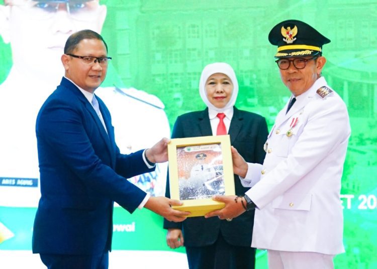 Serah terima jabatan wali kota Batu dari Pj Aries Agung Paewai kepada  wali kota Batu terpilih, Nurochman disaksikan Gubernur Jatim Khofifah Indar Parawansa.