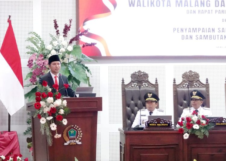 Wakil Gubernur Jatim Emil Elestianto Dardak memberikan sambutan dalam sertijab wali kota dan wakil wali kota Malang di gedung DPRD Kota Malang.