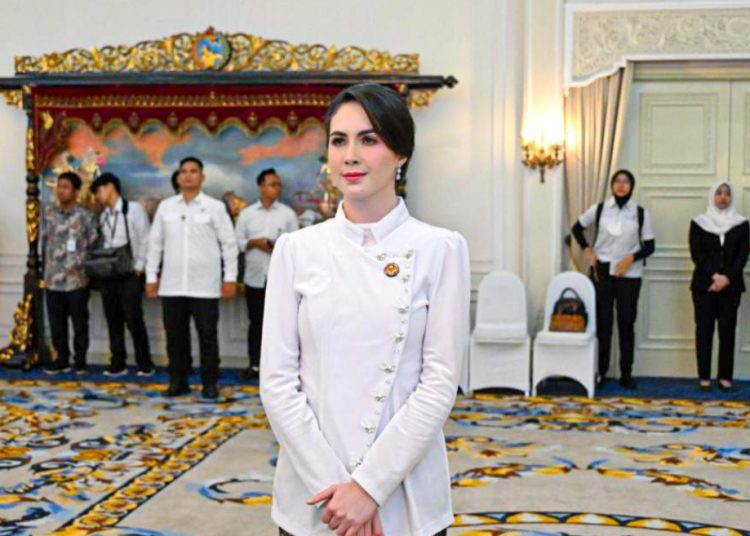Arumi Bachsin pada pelantikan sebagai ketua Dekranasda Jatim di Istana Wakil Presiden RI di Jalan Medan Merdeka Selatan Jakarta Pusat.