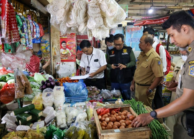 Tim dari Pemkot Surabaya, bersama Satgas Pangan serta BBPOM mendatangi Pasar Tambahrejo untuk memastikan ketersediaan pangan dan antisipasi lonjakan harga jelang Idul Fitri.