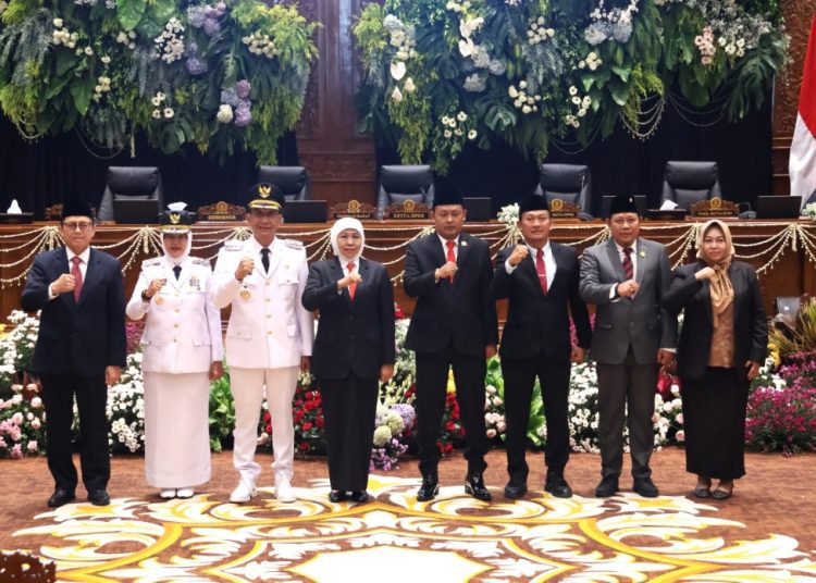 Bupati Bojonegoro Setyo Wahono dan Wakil Bupati Bojonegoro Nurul Azizah, Pj Bupati Adriyanto, Gubernur Jatim Khofifah Indar Parawansa, bersama pimpinan DPRD Bojonegoro dalam serah terima jabatan di gedung DPRD Bojonegoro.