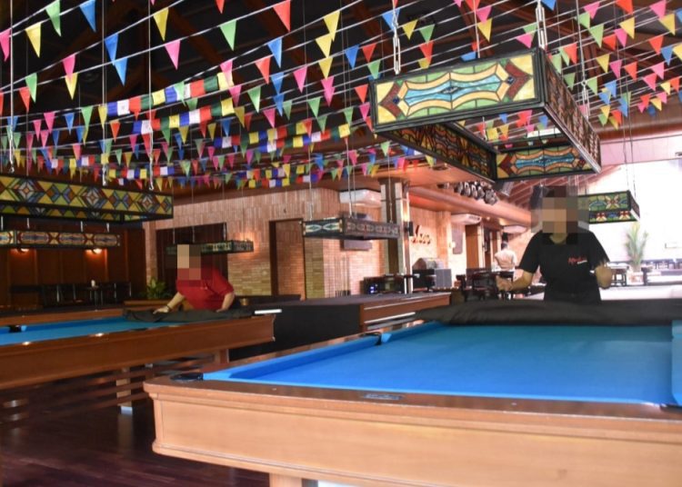 Tempat biliar yang didatangi Satpol PP di kawasan Surabaya Selatan. Tidak ada aktivitas biliar buka, namun didapati meja biliar dalam kondisi terbuka dan Satpol PP meminta meja biliar ditutup.