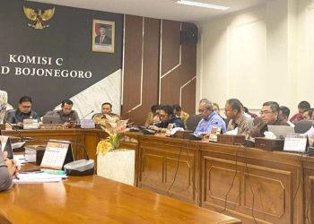 Rapat kerja di Komisi C Bojonegoro yang membahas arah kebijakan daerah mengenai pelaksanaan Corporate Social Responsibility di Kabupaten Bojonegoro.