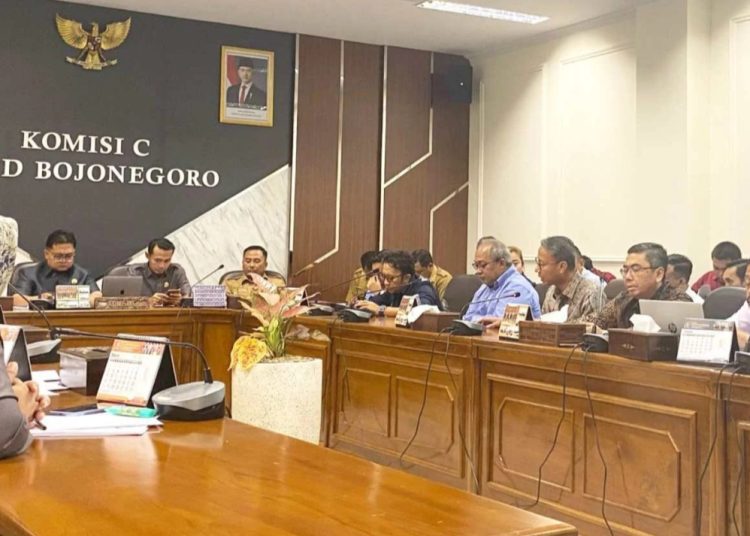 Rapat kerja di Komisi C Bojonegoro yang membahas arah kebijakan daerah mengenai pelaksanaan Corporate Social Responsibility di Kabupaten Bojonegoro.